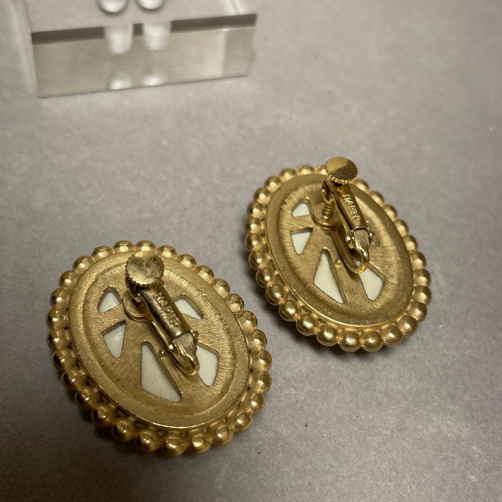 Vintage Napier Gold Tone Beige Oval Clip On Earrings 1 ¼” L - Picture 3 of 4